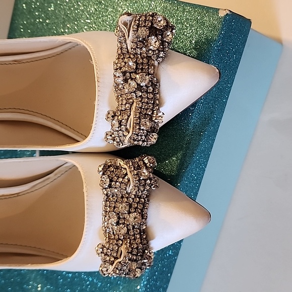 Betsey Johnson "Piper", ivory satin size 6.5 heeled pumps with bling - Picture 6 of 9